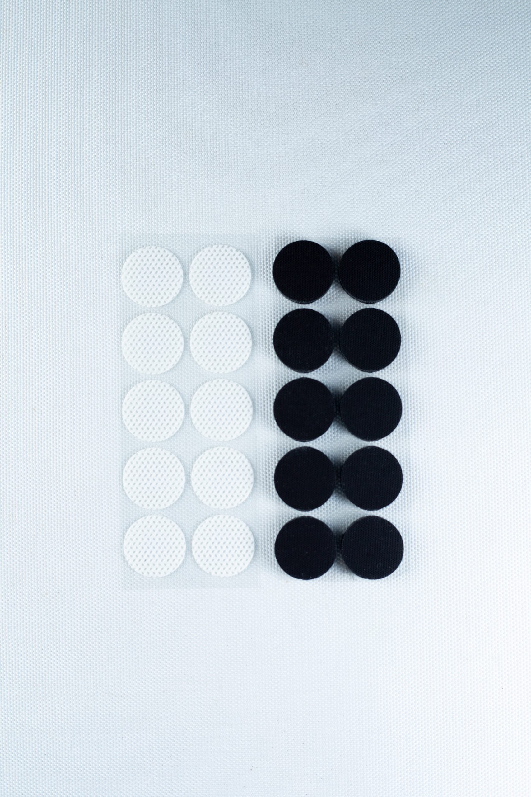 Self-healing injection port & Air Vent Filter-3M 6 The Self-healing injection port & Air Vent Filter-3M includes twelve white and twelve black round adhesive pads, perfect for injection ports or air vents, arranged in two vertical columns on a white background.