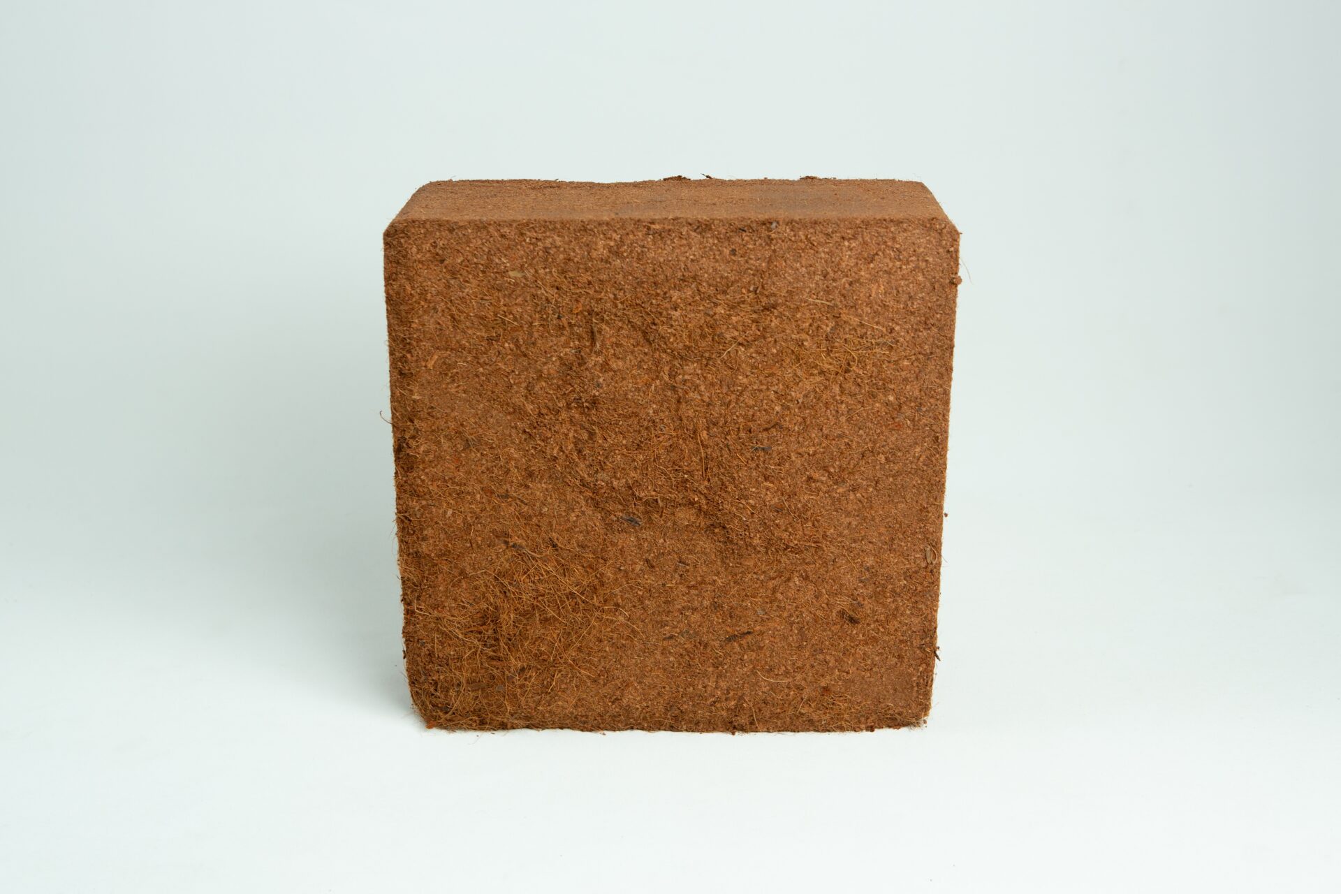 Coco coir block 4.5-5 Kg, 60L, Washed of salts Buffered RHP grade 1 A 5 kg, 60L coco coir block (washed of salts, buffered RHP grade) is displayed against a plain white background.