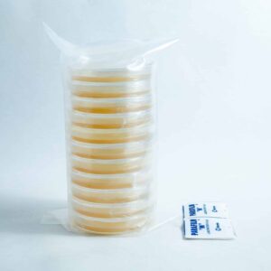 A stack of Pre-poured MEA plates Petri dish 90 mm sits next to two sterile alcohol prep pads on a white background.