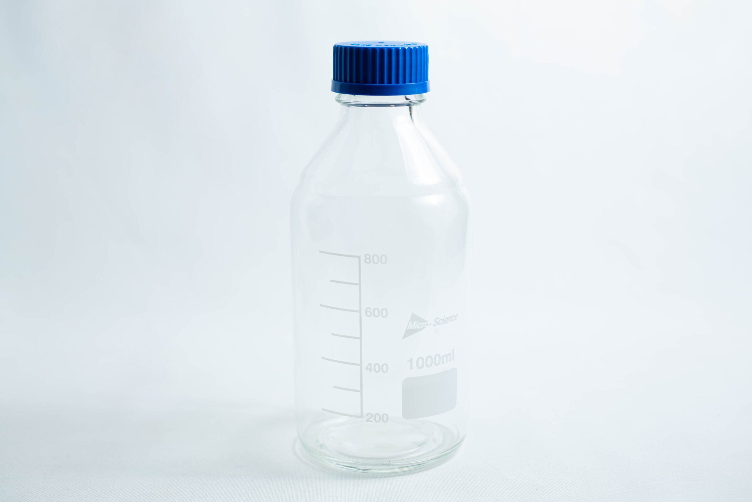 Reagent bottle 500ml / 1000ml 1 A Reagent bottle 1000ml made of clear glass with measurement markings and a blue screw cap.