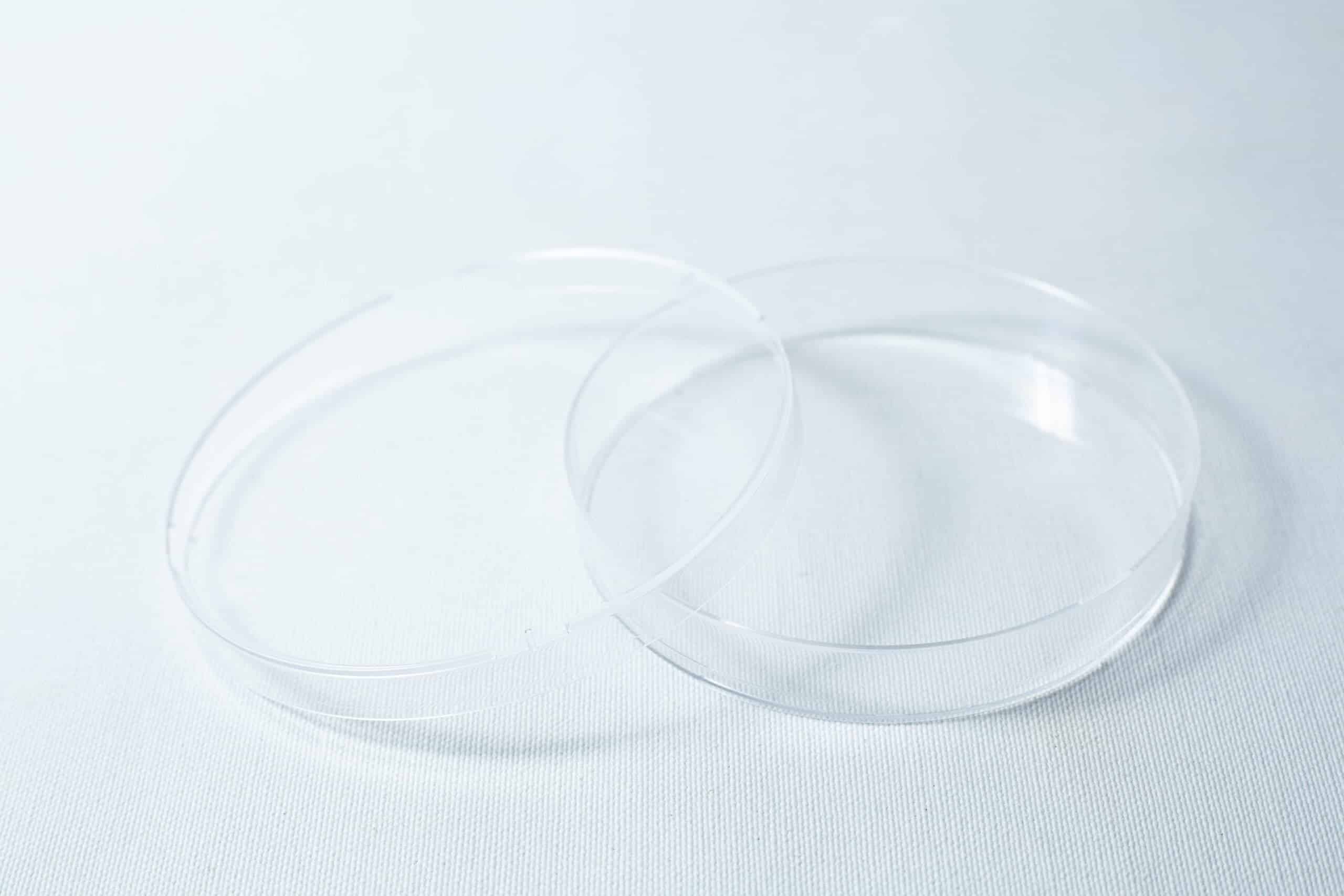 500X Petri dish, 90mm, 3 vents, sterile, gamma radiated 3 A sterile 90mm Petri dish with 3 vents and a slightly open lid, gamma irradiated, rests empty on a white surface.