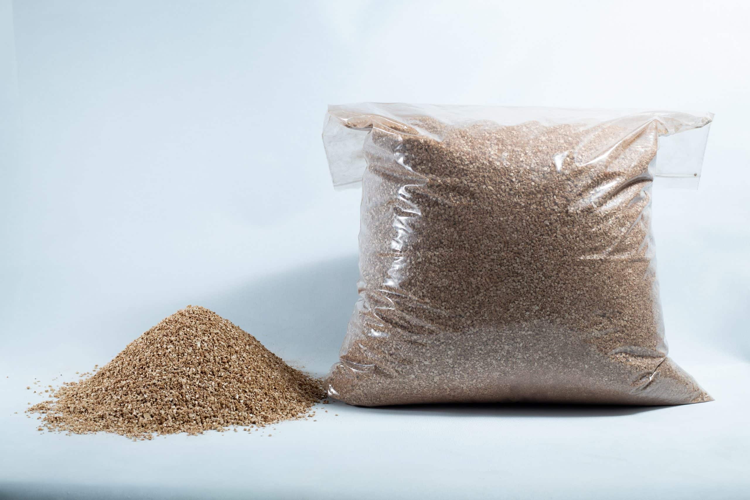 Vermiculite, Grade 2 , fine, mycology 2 A clear plastic bag labelled "Vermiculite, Grade 2, fine, mycology" sits beside a small pile of brown grains on a white background.