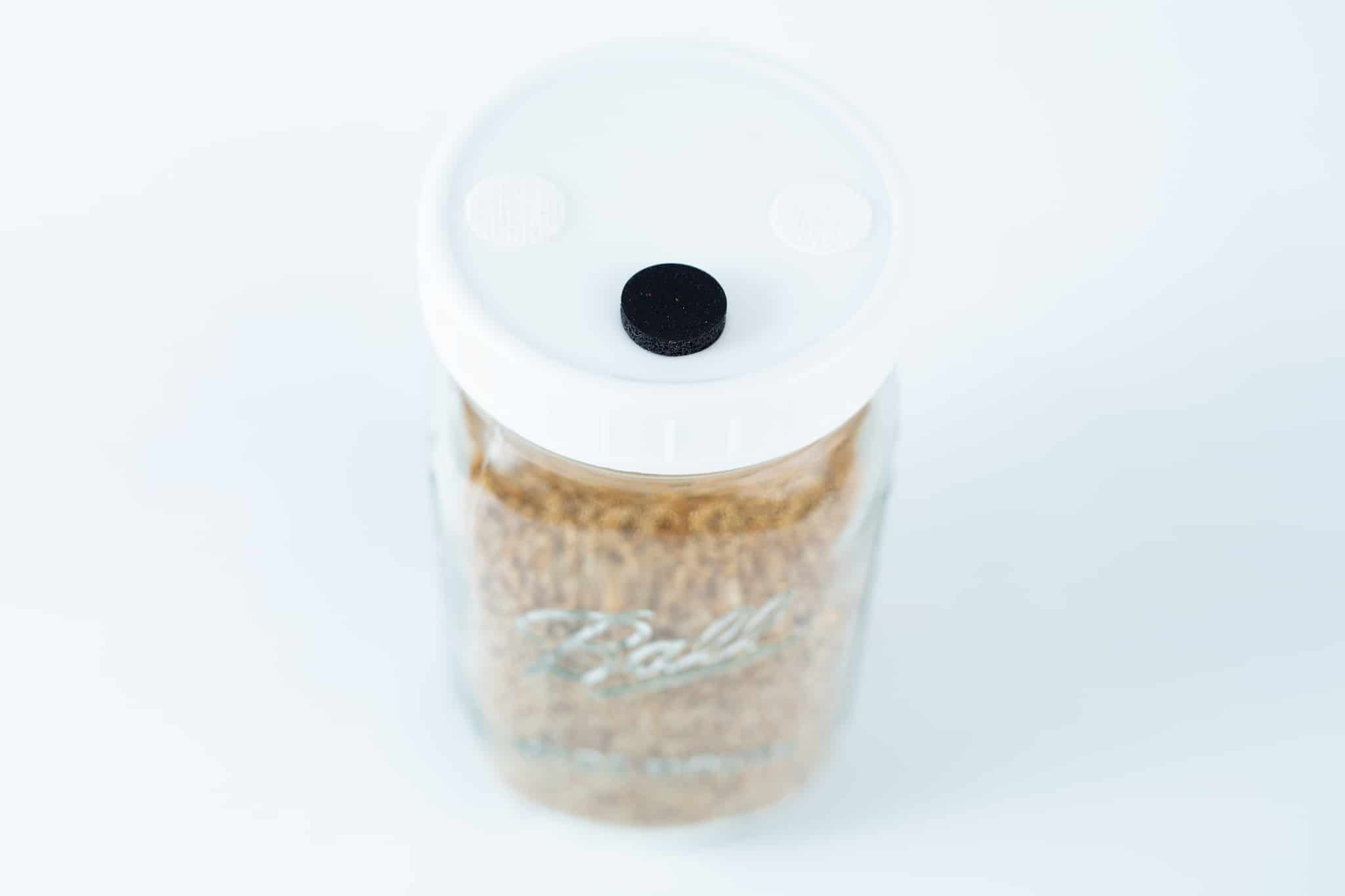 Grain Jars ball 1 L Pre-Sterilized | Millet | Organic Rye | Reusable Jar and lid 5 The Grain Jars Ball 1L Pre-Sterilised with a white lid and black centre dot comes filled with organic millet and rye grains in a reusable jar.