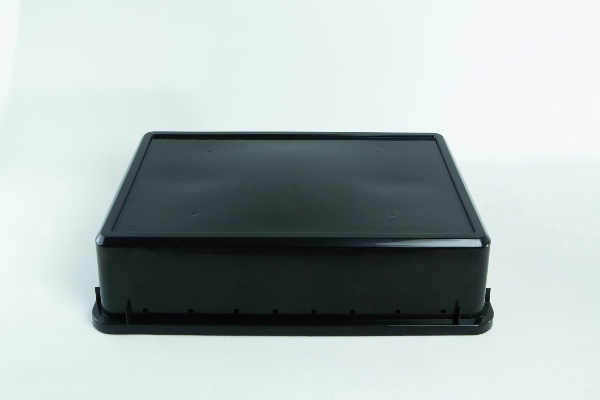 Monotub kit for Growing mushrooms- Max Yield Bins 8 A black rectangular plastic container with a snap-on lid, placed on a white background.