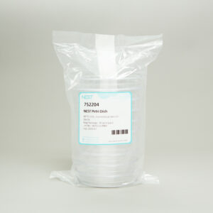 A sealed pack of 500 Petri dishes (90mm, 3 vents, sterile, gamma irradiated) with a product label on a plain light background.