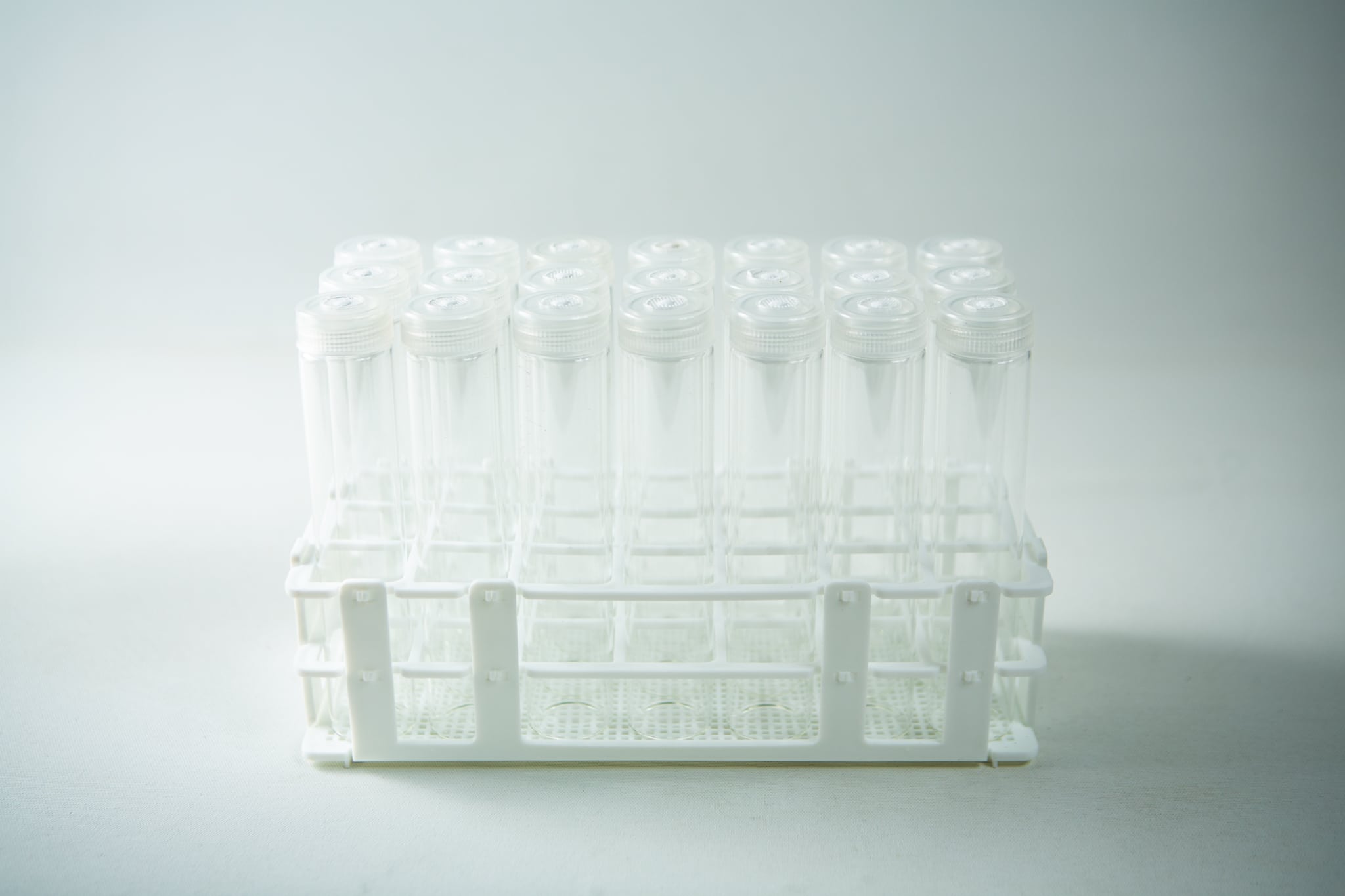 Plant Cell Vented Plant TC Test Tubes with rack 12pc 1 The Plant Cell Vented Plant TC Test Tubes with rack 12pc features a white plastic rack holding multiple clear test tubes with lids, displayed against a plain background.