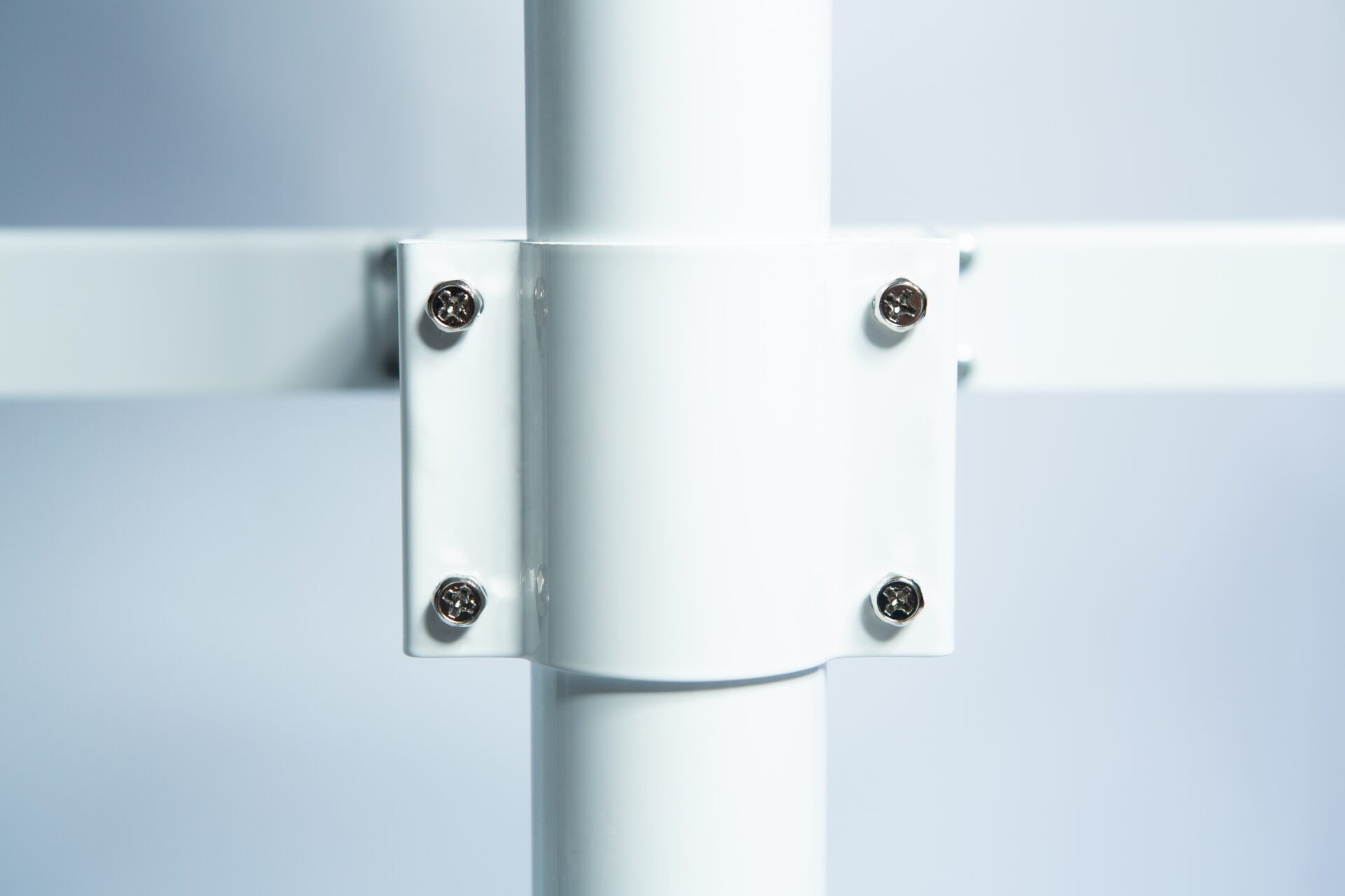 Vertical Foot Heat Sealer VHVD 450mm Double 10mm | Venus 8 Close-up of a white metal fitting with four screws, connecting two metal bars to the upright pole of the Venus Vertical Foot Heat Sealer VHVD 450mm Double 10mm.