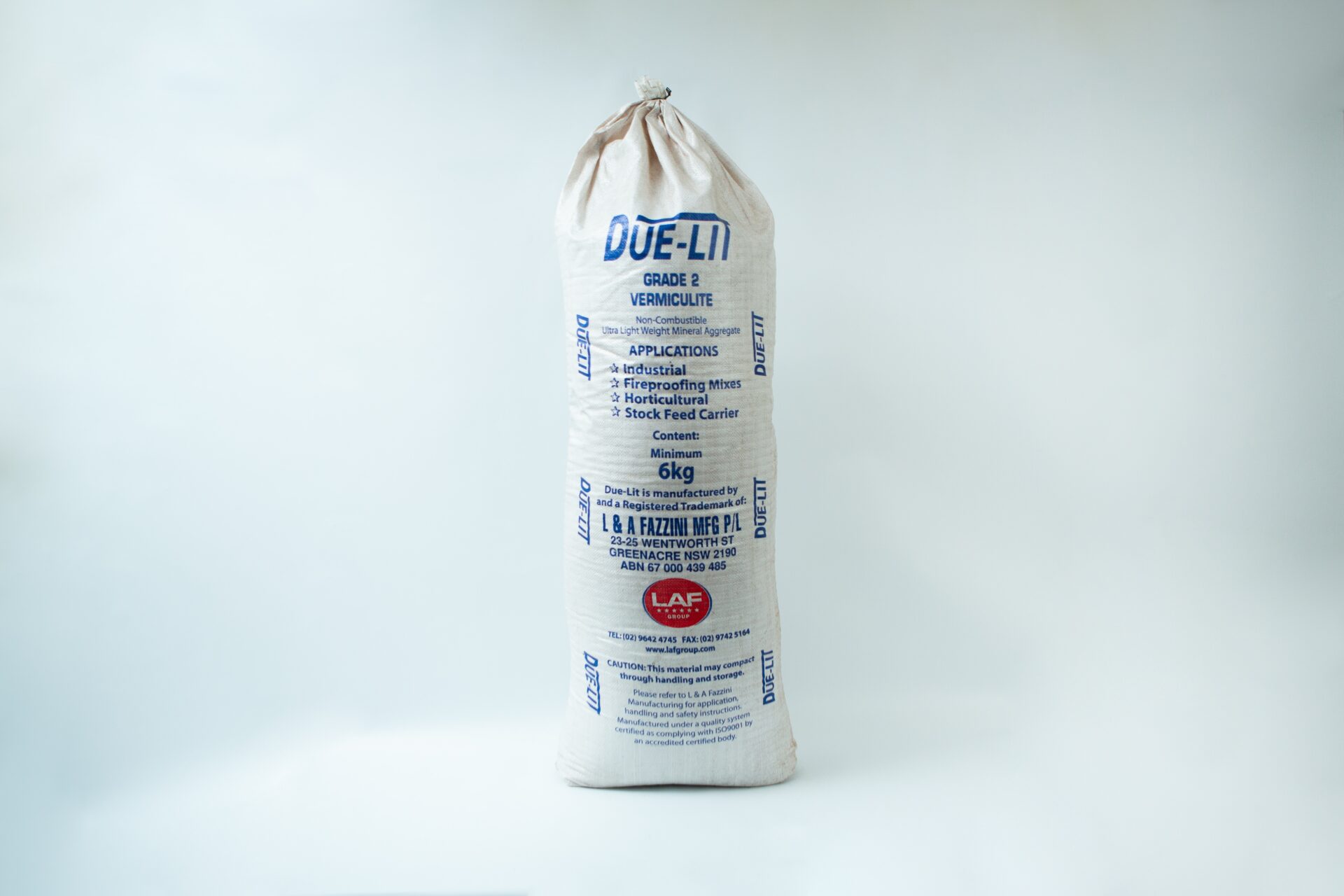 Vermiculite, Grade 2 , fine, mycology 3 A white bag of DUE-LI fine grade vermiculite, ideal for mycology projects, standing upright on a plain white background.