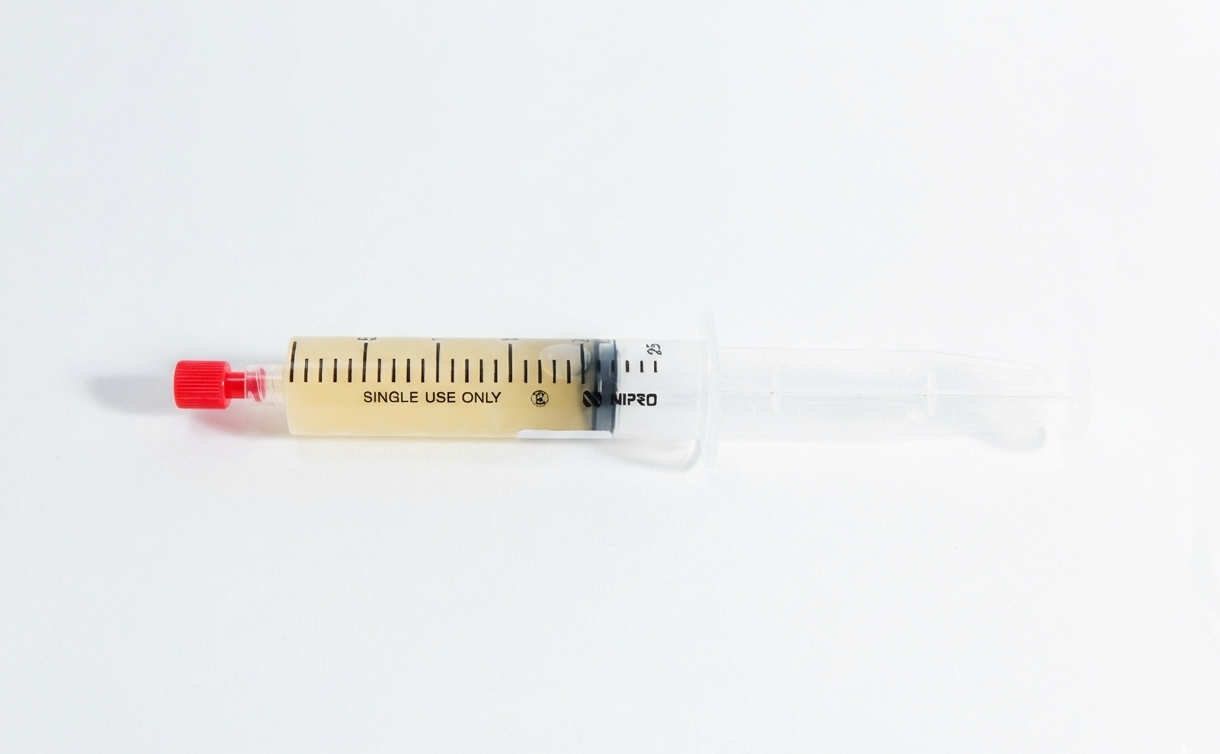 Sterile Syringe Cap for Standard Luer lock Syringe 4 A syringe filled with a yellowish liquid and a red sterile syringe cap, labelled SINGLE USE ONLY, on a white background.