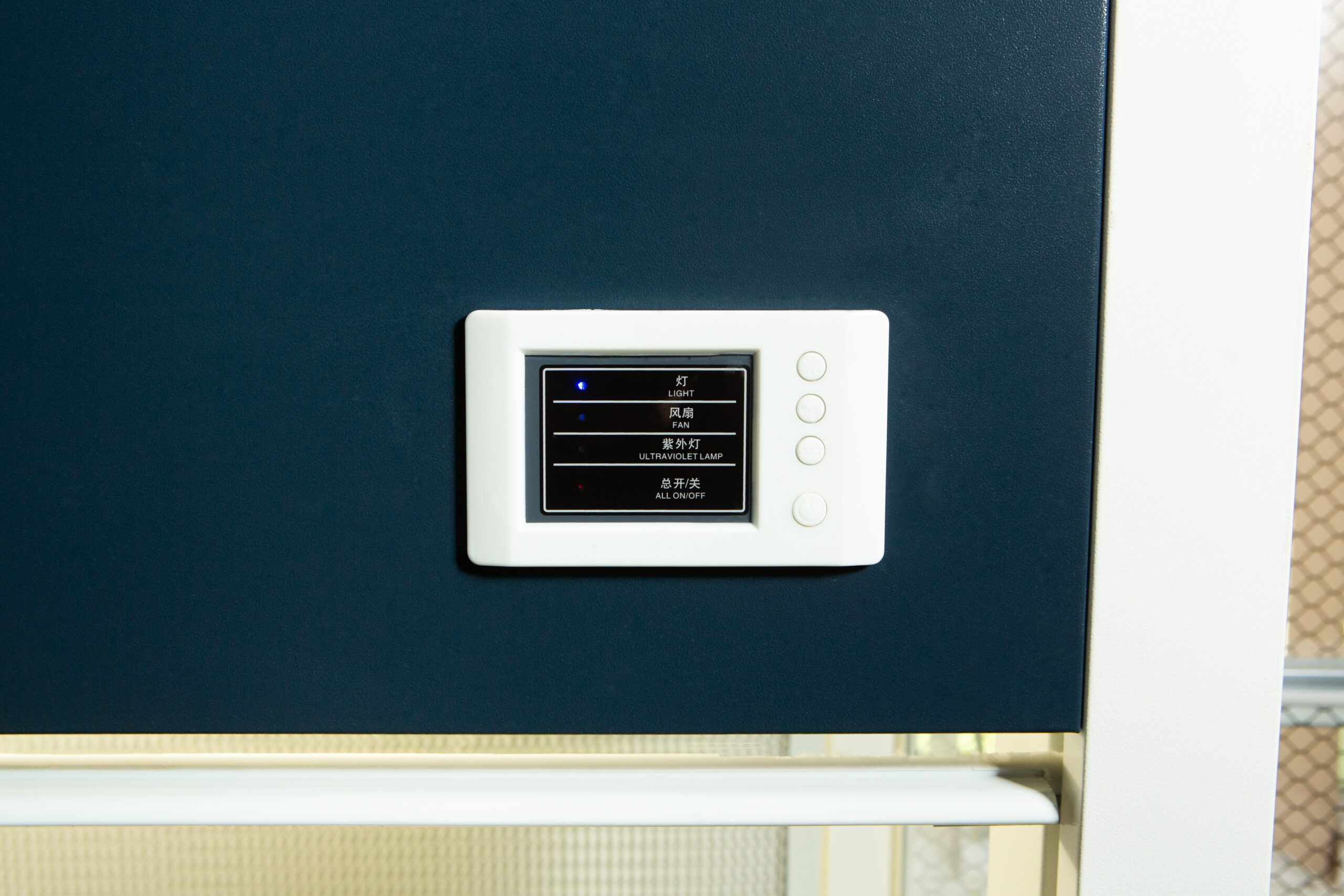 Horizontal Laminar Flowhood Cabinet | Clean bench 7 A wall-mounted digital control panel with buttons and a small display screen showing text in Japanese.
